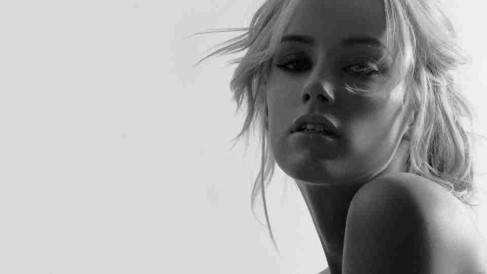 Black and white photo of hollywood actress amber heard