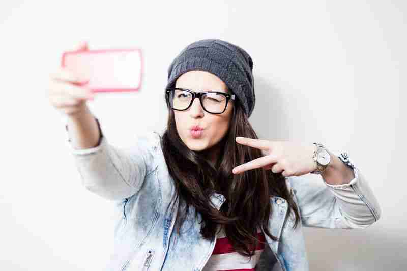 Girl selfie kissing pose hd wallpaper
