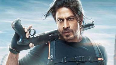 Shah rukh khan pathaan movie with gun