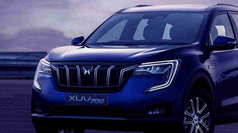 xuv 700 blue front look car background