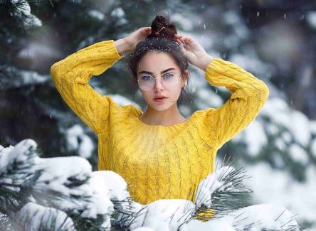 Yellow tshirt girl snow hd wall